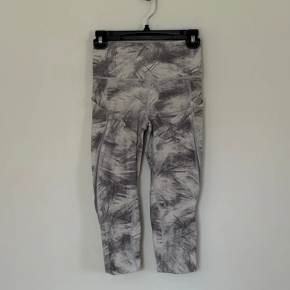 NWOT Lululemon Pace Perfect Cropped leggings white grey breeze high rise size 4
